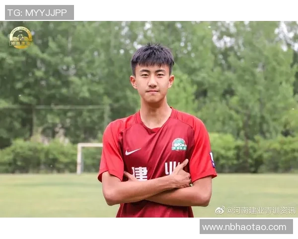 暗色头像下的足球明星男孩展现青春活力与梦想追逐的故事